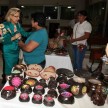 La ocasión fue aprovechada por la ministra Alicia Pucheta de Correa para entregar flores a las artesanas que exponen sus trabajos en el Palacio de Justicia.