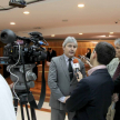 Los medios de comunicación entrevistaron al doctor José Agustín Fernández.