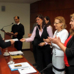 La directora de la Dirección de Derechos Humanos de la Corte, abogada Nury Montiel, entrega su premio a una alumna de la UTIC ganadora de la competencia.