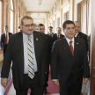 El titular de la máxima instancia judicial, doctor Antonio Fretes, y el Primer Mandatario llegan al Salón Independencia del Palacio de Gobierno.