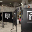 La exposición de fotografías y stands se desarrolla en el hall central del Palacio de Justicia de Asunción.