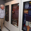 Los profesionales norteamericanos apreciando las imágenes históricas del Museo de la Justicia.