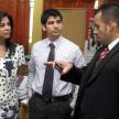 El abogado Raúl Garay conversando con la profesora Sanie Romero, de la UNIBE.