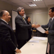 El presidente de la Circunscripción Judicial de Cordillera, Carlos Cabriza, entrega un certificado de participación.