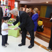 Ministro de la Corte Suprema de Justicia Luis María Benítez Riera haciendo entrega del certificado de reconocimiento a un niño del centro educativo.