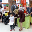 La ministra Alicia Pucheta de Correa elogiando a un niño egresado.