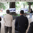 Observando el desarrollo del juicio a través de pantallas gigantes, instaladas en la Plaza de la Justicia.
