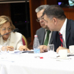 La ministra Alicia Pucheta conversando con el ministro del INDI, Aldo Saldívar.