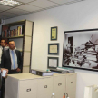 El doctor Garzón observó el archivo fotográfico y los demás documentos que conforman el Museo y Archivo del Terror.
