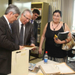 El doctor Garzón recibió libros sobre los derechos humanos en el Paraguay.