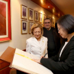 La presidenta Tsai Ing-wen firmando el libro de visitantes ilustres.