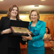 Recibiendo una placa de reconocimiento por la fiscala general del Estado, Sandra Quiñónez.