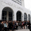 Licenciada Amada Herrera recibe a los estudiantes en la explanada del Palacio de Justicia de Asunción.