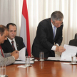 Momento en que el presidente de la Corte Suprema de Justicia de Paraguay, doctor Víctor Núñez, y el del Estado de Qatar, Masoud Mohamed AI-Ameri, firman el documento.