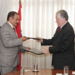 El doctor Víctor Núñez y el doctor Masoud Mohamed Al-Ameri intercambian los documentos firmados.