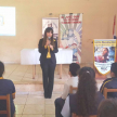 Lic. Amada Herrera, titular de la Secretaría de Educación en Justicia, explica a los alumnos el objetivo del programa.