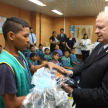 Presidente de la Corte Suprema de Justicia, Luis María Benítez Riera, hizo entrega de los obsequios para niños y adolescentes lustrabotas.