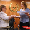 La ministra de la Corte Gladys Bareiro de Módica y la rectora de la UNAE, Nadia Czeraniuk, se intercambian las copias del convenio.