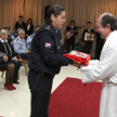 Las ofrendas fueron entregadas por las agentes policiales y bendecidas por el padre Edison González.