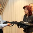 La ministra Miryam Peña entrega un obsequio al comisario Carlos Cáceres.