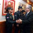 El ministro José Raúl Torres Kirmser saluda a los oficiales en el acto.