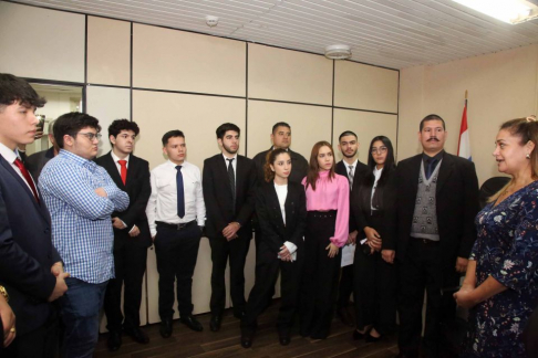 Visitaron el juzgado de la Niñez y la Adolescencia a cargo de la jueza Bettina Ovando quien felicitó a los estudiantes por el interés de interiorizarse en el ámbito judicial.