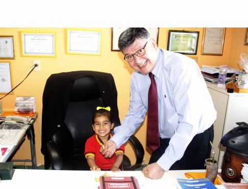 La niña Giovanna quien fungió de “Presidente por un día”  en el despacho de la Circunscripción