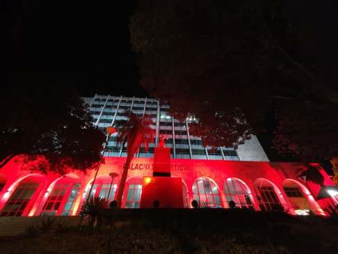 Palacio de Justicia de la Capital se ilumina de color rojo.