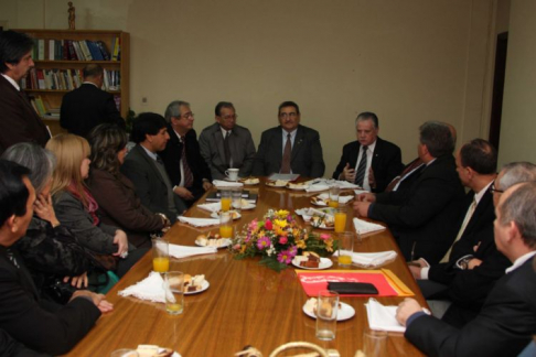 Instante en que los ministros de la Corte se reunen con los abogados de Alto Paraná