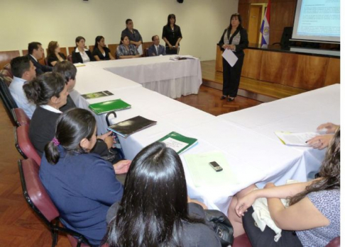 La directora de Recursos Humanos, Juana Orzuza dando la bienvenida a los diferentes representantes de cada circunscripción que asistieron a la reunión