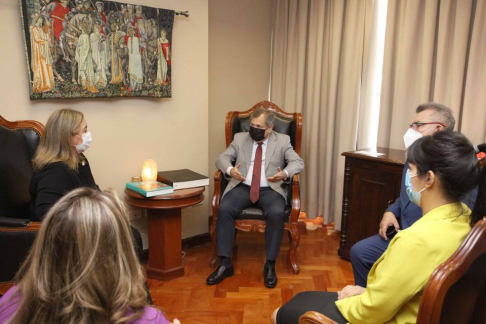 El ministro Eugenio Jiménez Rolón recibió en su despacho a la presidenta del Superior Tribunal de Justicia de Entre Ríos, Argentina, Magistrada Susana Medina.