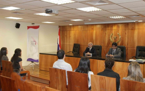 Los jueces penales de Sentencia, doctores Carlos Ortiz Barrios y Manuel Aguirre dieron una charla a los universitarios 