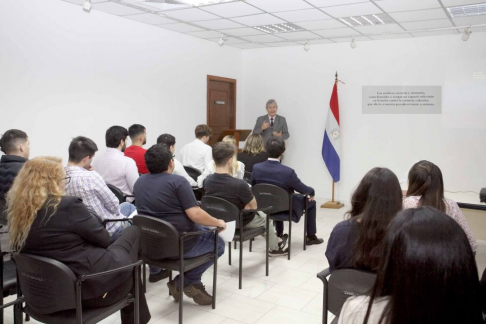 El director del Museo, José Agustín Fernández informó a los estudiantes sobre el Archivo del Terror.