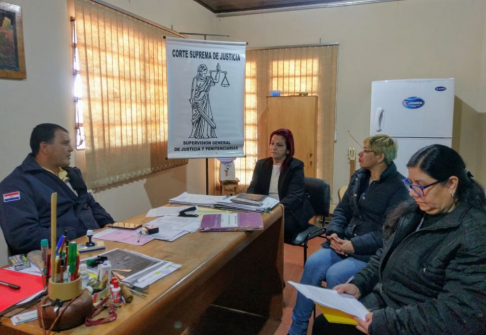 La abogada Nelly Obregón y una comitiva días pasados estuvieron haciendo un recorrido por el Centro Educativo de Itauguá  donde fueron recibidos por Hermes Servín, director del Centro Educativo.