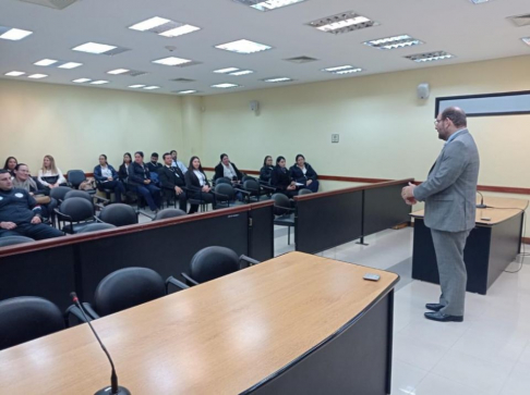 El doctor Arnaldo Levera,  miembro del Tribunal de Apelación de la Circunscripción Judicial de Central,  explicó sobre los procesos y técnicas en materia  de derecho civil, sucesiones y casos prácticos.