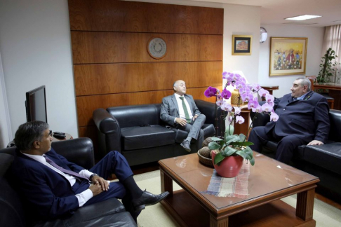 El presidente de la Corte Suprema de Justicia, Dr. Antonio Fretes, y el ministro Manuel Ramírez Candia, dialogando con el embajador de Chile, Jorge Ulloa.