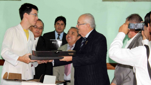 La entrega de donaciones fue realizada por el ministro Miguel Óscar Bajac y contó con la presencia del rector de la Universidad Nacional de Concepción, doctor Clarito Rojas Marín, y directivos de las distintas carreras.