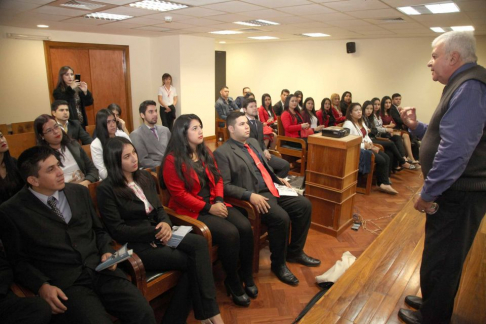arista Raúl Gómez Frutos exhortó a alumnos obrar con la verdad.