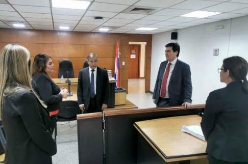 Ministros Ramírez Candia y Santander Dans recorrieron Salas de Juicios Orales.