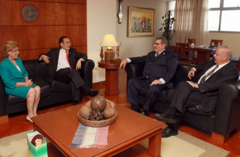 La reunión entre las autoridades judiciales y el diplomático se realizó en la sede judicial de Asunción.