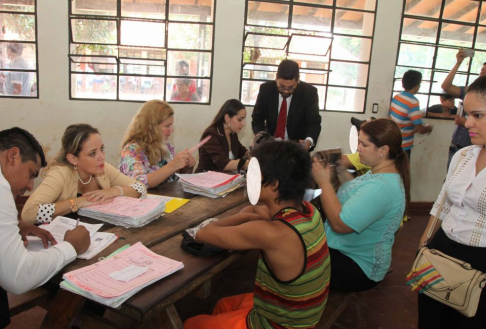 Juezas entrevistándose con los jóvenes recluidos en el Centro Educativo de Itauguá.
