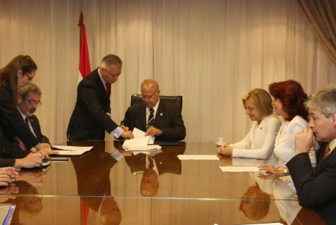 El presidente de la Corte, doctor Luis María Benítez Riera, firma el documento de cooperación con la Secretaría de Cultura.