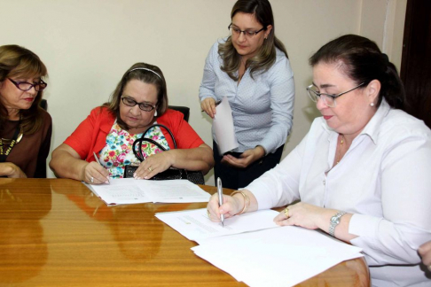 Firma del acuerdo entre la Circunscripción Judicial de Alto Paraná y la UNE.