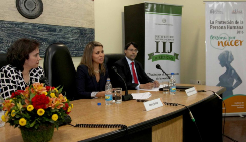 La conferencia estuvo a cargo de Neydy Casillas, además estuvieron la directora del IIJ, Carmen Montanía, y Omar Rodríguez.