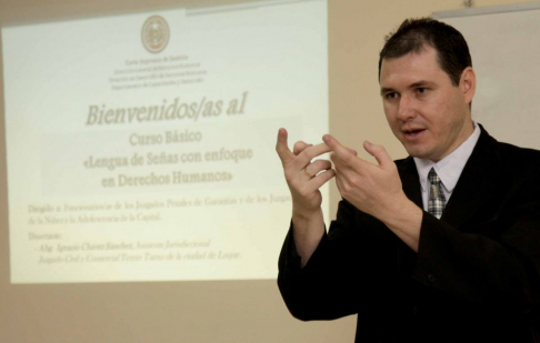 El abogado Ignacio Chávez, experto en lengua de señas, es el instructor del curso.