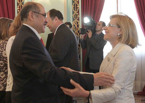 La ministra Alicia Pucheta saluda al nuevo ministro, Cirilo Guillermo Sosa.