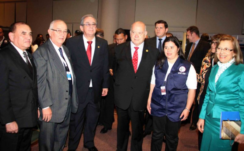 Las autoridades judiciales junto al secretario general de la OEA, José Miguel Insulza.