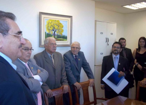 Los ministros de la máxima instancia judicial Antonio Fretes y Miguel Oscar Bajac recibieron a la delegación de la Academia de Lengua y Cultura Guaraní