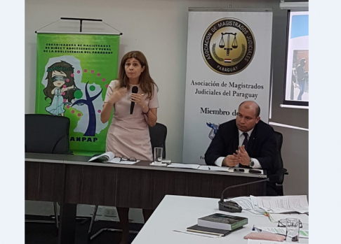 El encuentro se desarrolló en el salón auditorio de la Asociación de Magistrados Judiciales del Paraguay.