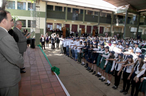 El ministro encargado, doctor Miguel Óscar Bajac, tomó juramento a los nuevos facilitadores estudiantiles en Luque.